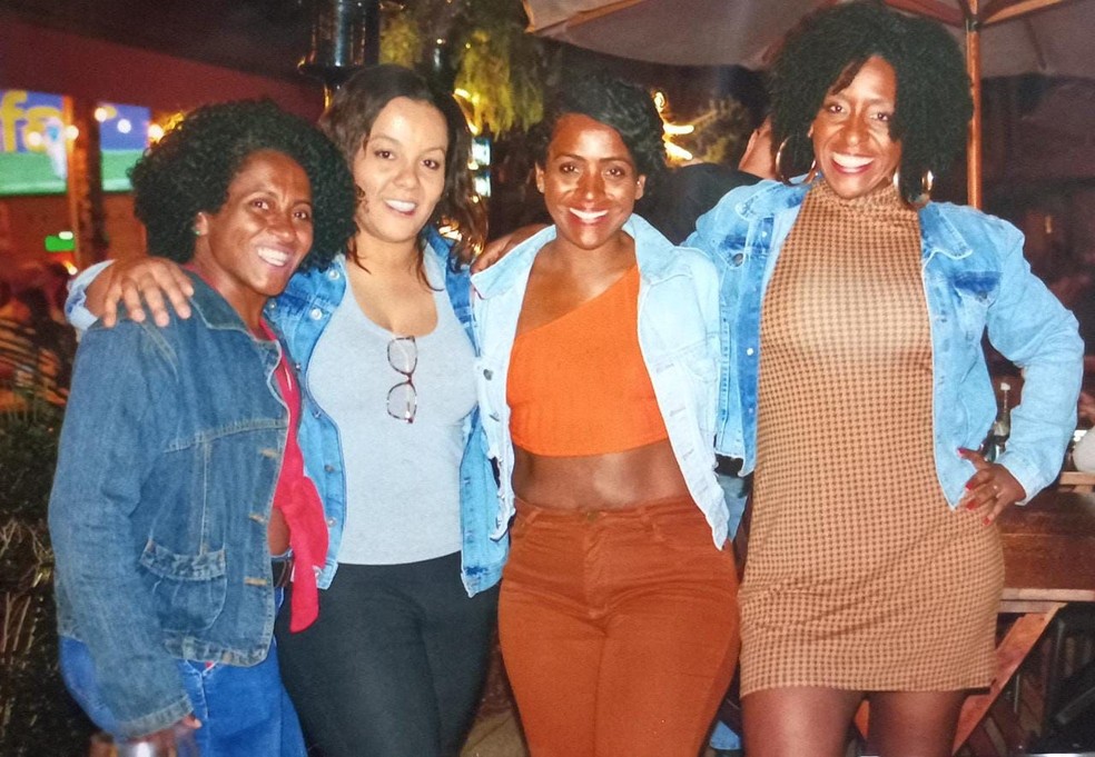Rozinei ao meio com as duas irmãs e prima no restaurante momentos antes da confusão — Foto: Arquivo Pessoal/José Luiz de Oliveira 