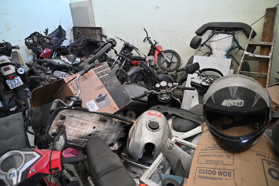 Polícia Civil e Guarda Municipal desarticulam desmanche clandestino de motos em Santos