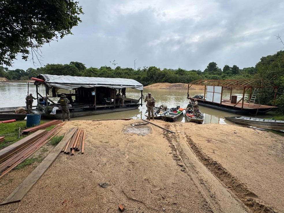 A suspeita é que, no local, era realizado atividade minerária sem licença ambiental emitida pela Secretaria de Estado de Meio Ambiente (Sema) — Foto: Reprodução