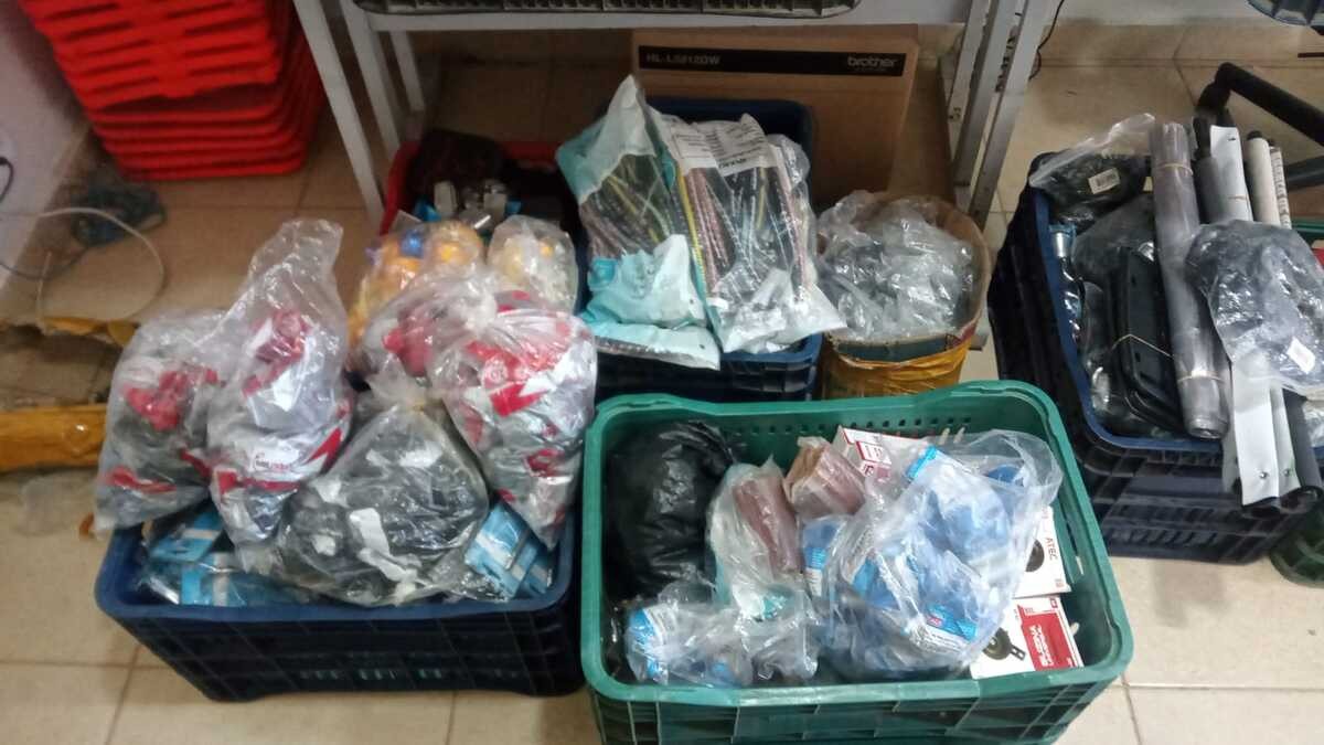 Dupla é presa por contrabandear peças e acessórios de motos vindos de países do exterior na MGC-482 