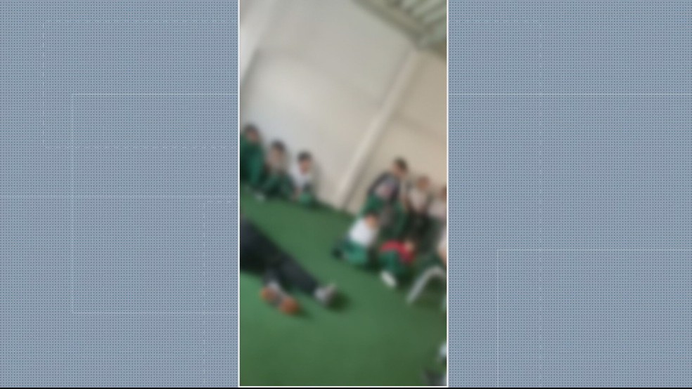 Vídeo mostra menino sendo humilhado por fazer xixi na roupa em escola de SP — Foto: Reprodução/TV Globo