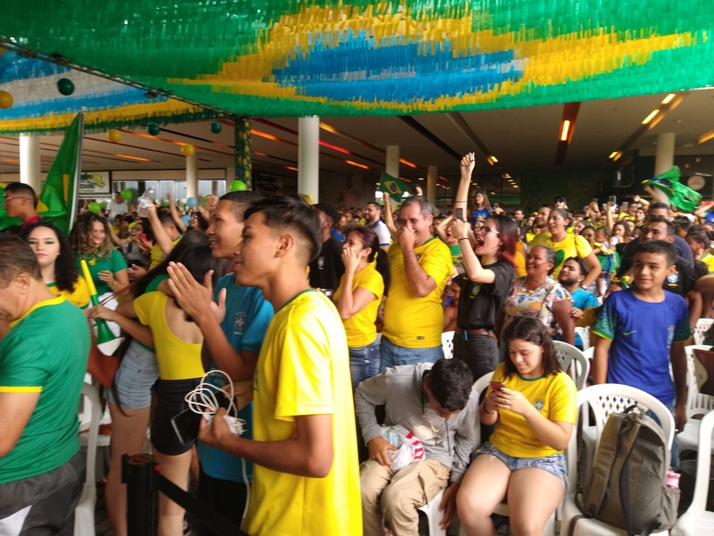 File:Torcedores assistindo Jogo do Brasil na Copa do Mundo 2022.jpg -  Wikimedia Commons
