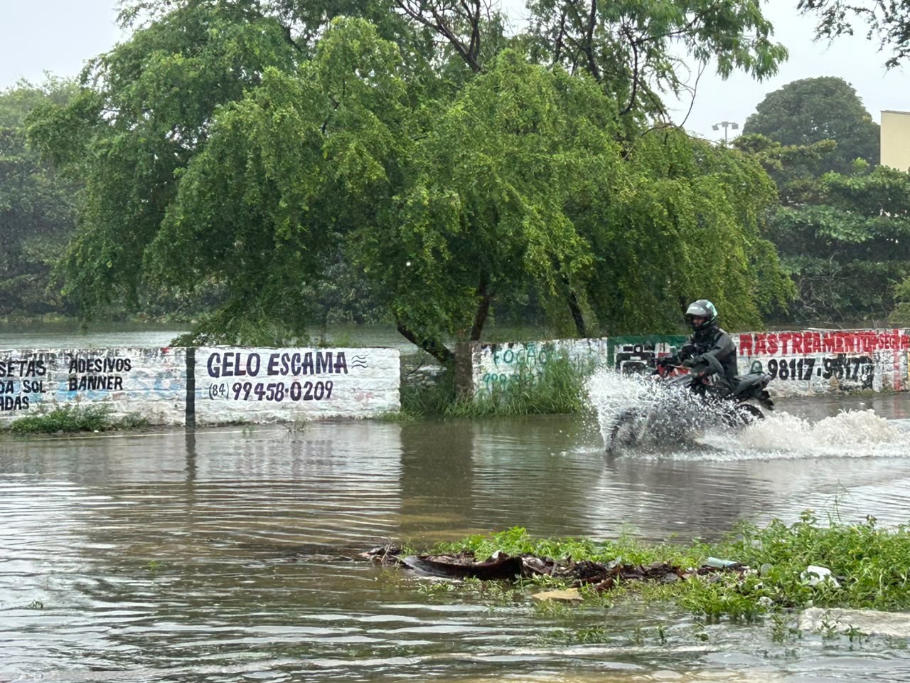 Chuvas na Grande Natal: lagoas transbordam e faixa de areia em Ponta Negra fica alagada
