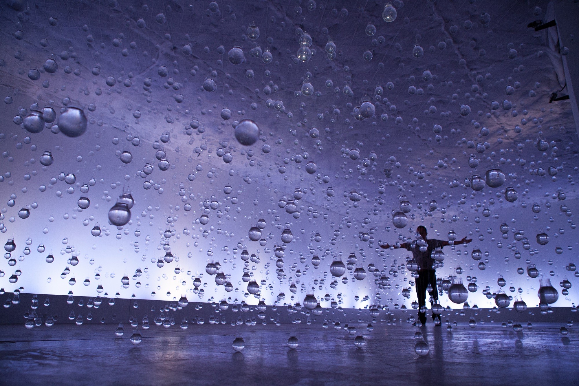 Já imaginou caminhar por uma chuva parada no ar? ‘Lágrimas de São Pedro’ deixa 7 mil gotas suspensas em exposição inédita em Belém