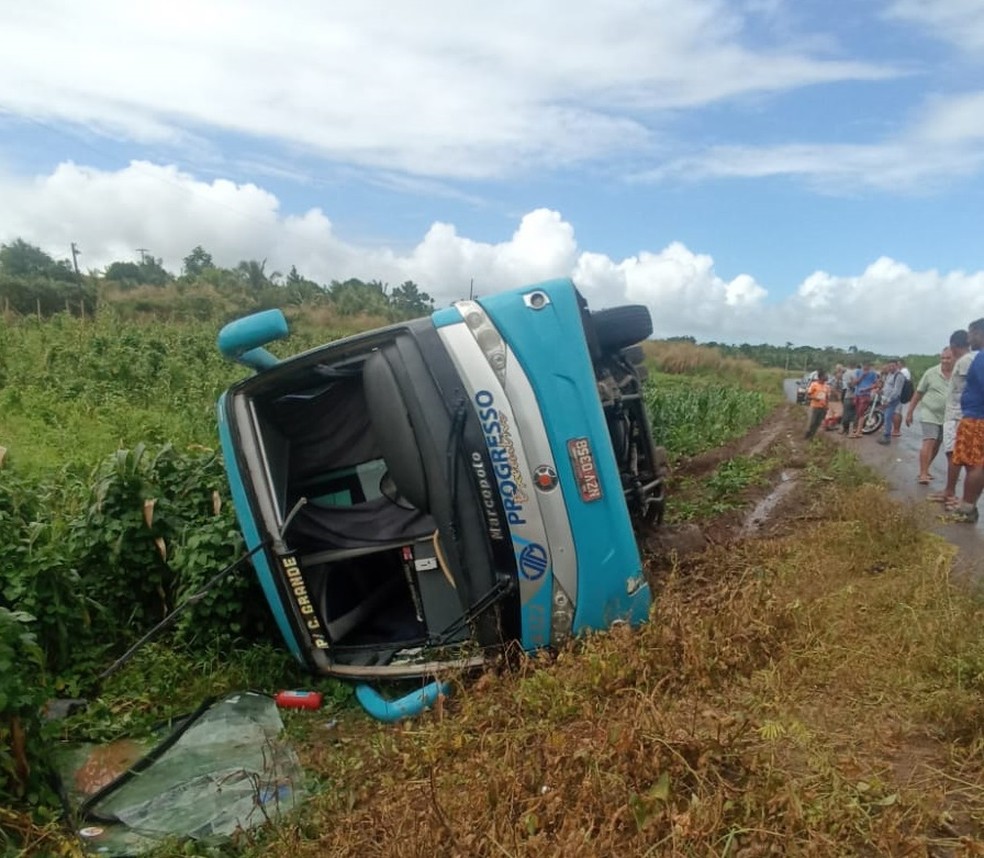 Ônibus tombado no município de Goiana, na Zona da Mata Norte de Pernambuco — Foto: Reprodução/WhatsApp