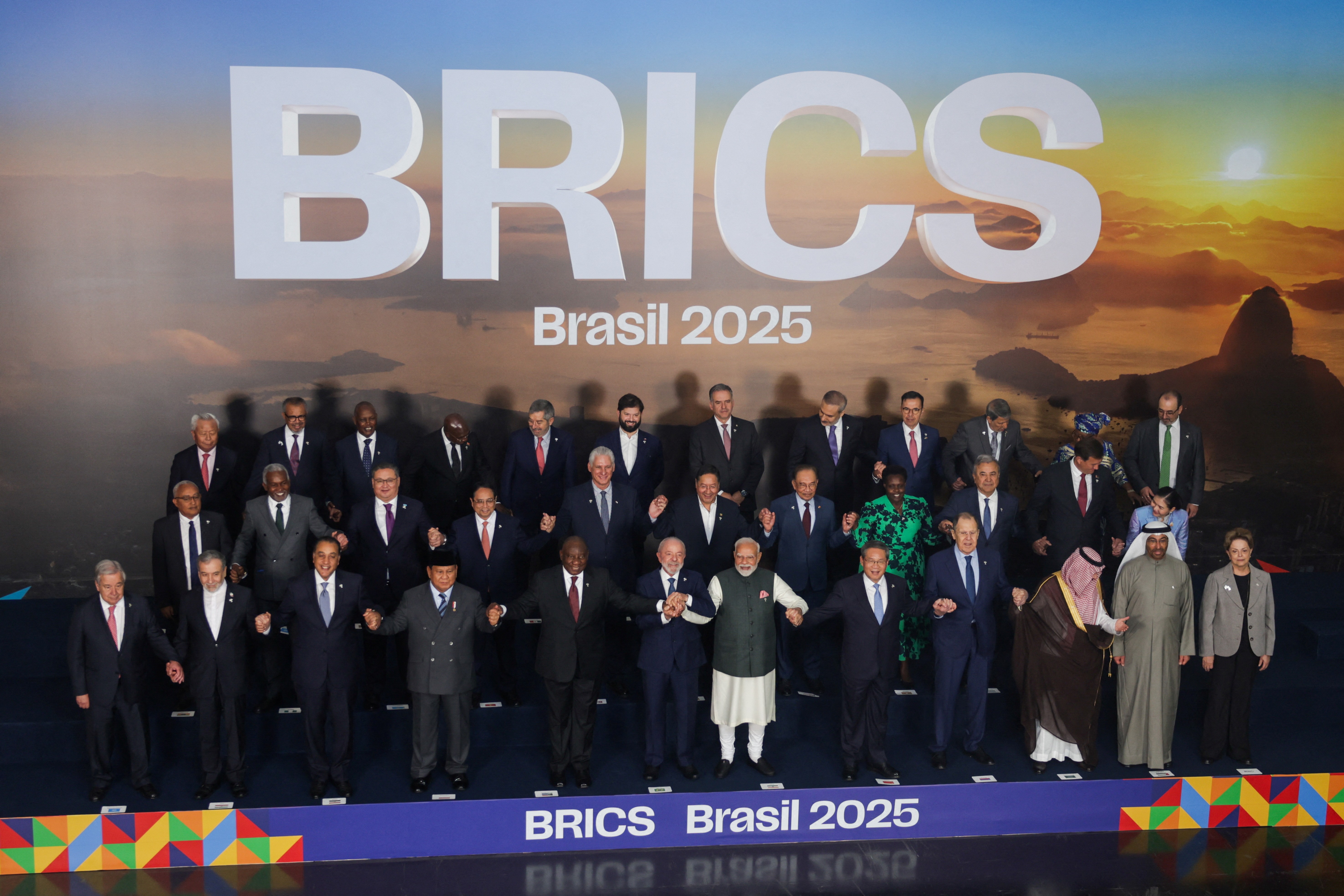 Foto de família ‘estendida’ marca último dia da 17ª Cúpula do Brics