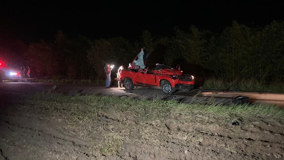 Vítimas ficaram presas nas ferragens do carro, e corpos foram removidos com auxílio do Corpo de Bombeiros — Foto: Reprodução/TV Cabo Branco