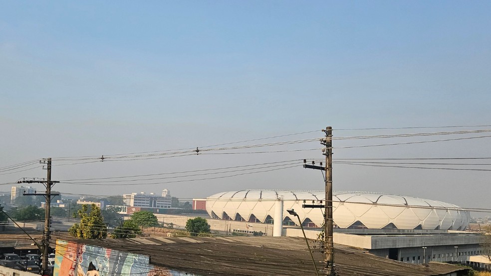 Vista mostra Arena da Amazônia e horizonte encobertos por densa camada de fumaça em Manaus nesta quarta-feira (23) — Foto: g1 AM