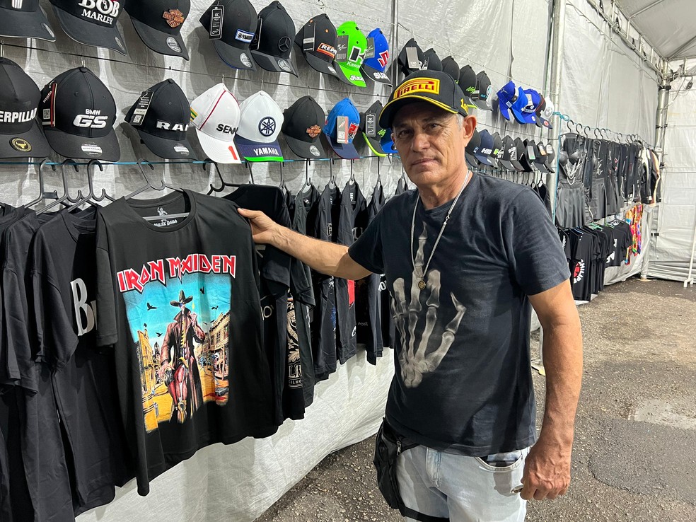 Camisetas pretas de bandas são sucesso na primeira noite do 17º