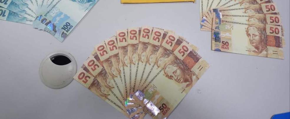 Polícia Federal prendeu jovem de 19 anos que recebeu encomenda postal com cédulas falsas no local onde trabalhava como estagiário, em Fortaleza. — Foto: Polícia Federal/ Divulgação