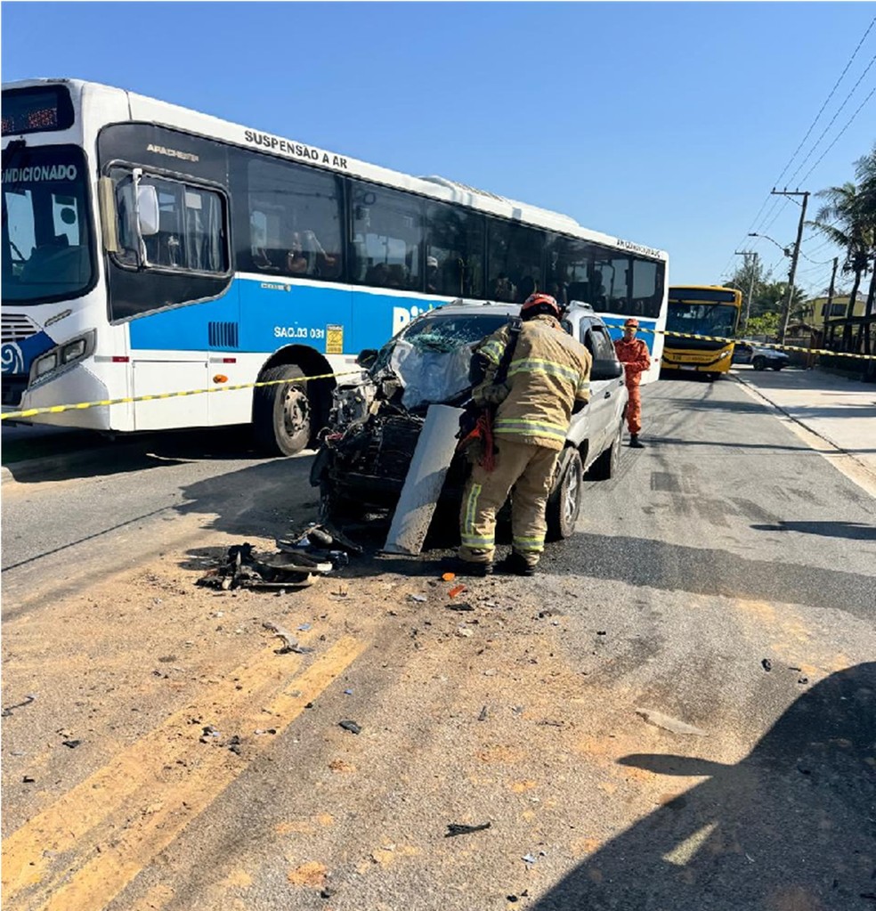 Acidente entre carro e ônibus em Saquarema — Foto: Divulgação