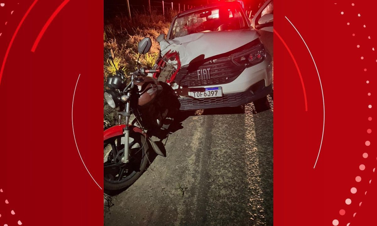 Duas pessoas morrem após carro colidir com moto no extremo sul da Bahia; vítimas foram arremessadas