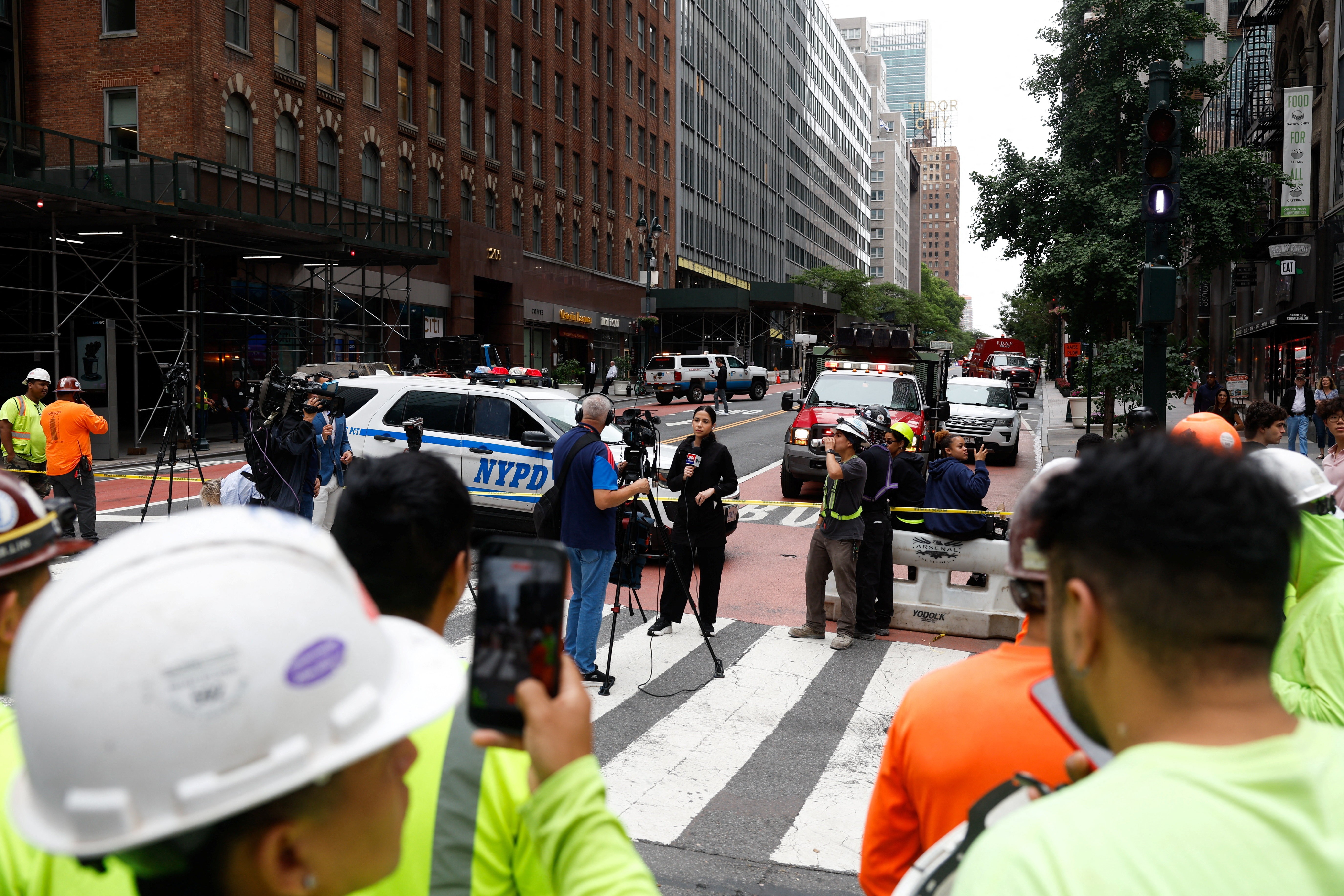 Ruas de Nova York são evacuadas após colunas de prédio em reforma entortarem