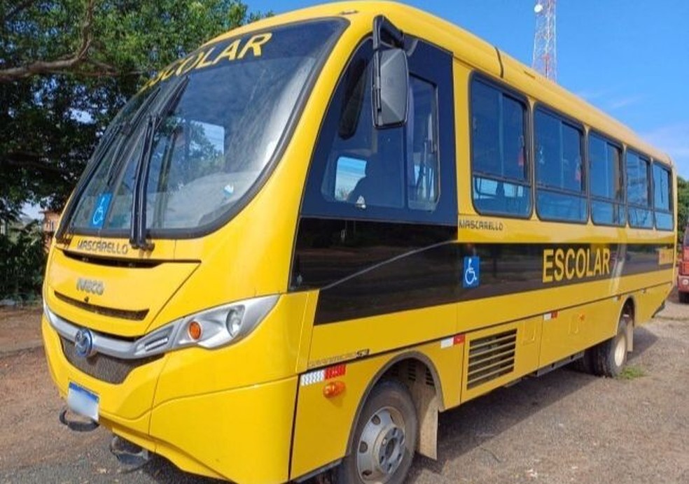 PRF flagra ônibus escolar de cidade do Ceará transportando passageiros em Picos, no Piauí — Foto: PRF-PI