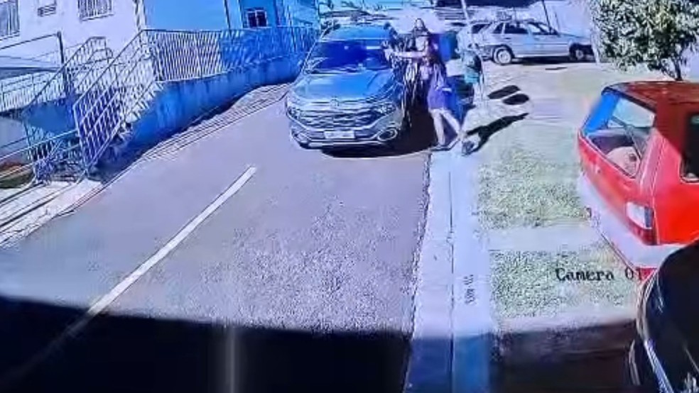 Jovem de 17 anos dispara contra prestador de serviço em condomínio de São José do Rio Preto (SP) — Foto: Câmera de Segurança