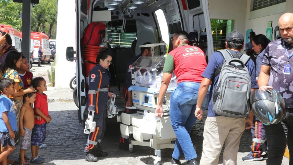 117 bebês de hospital que teve incêndio de grandes proporções são transferidos para oito unidades de Fortaleza. — Foto: Fabiane de Paula/SVM