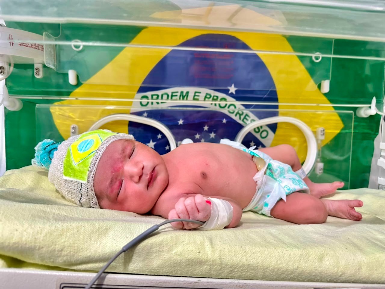 No clima de Copa do Mundo, bebês são vestidos com as cores do Brasil em hospital da Paraíba