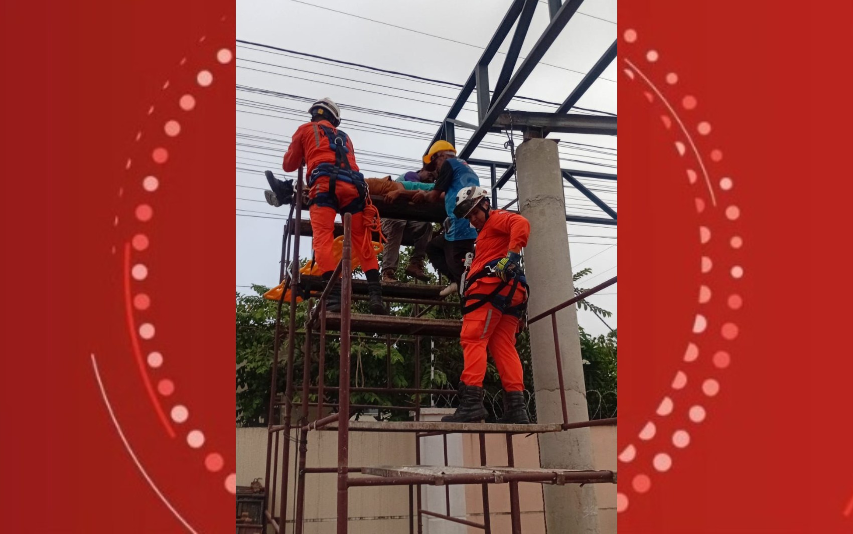 VÍDEO: trabalhador é resgatado após receber descarga elétrica a 6 metros de altura no interior da Bahia