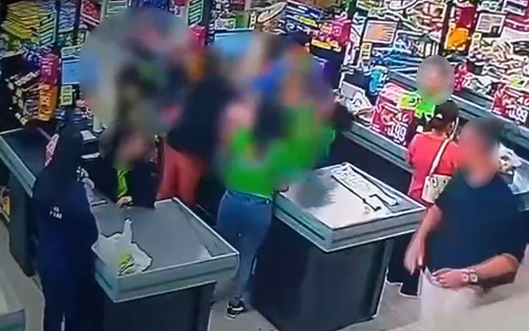 Cliente agride caixa de supermercado durante discussão por pagamento de conta; vídeo