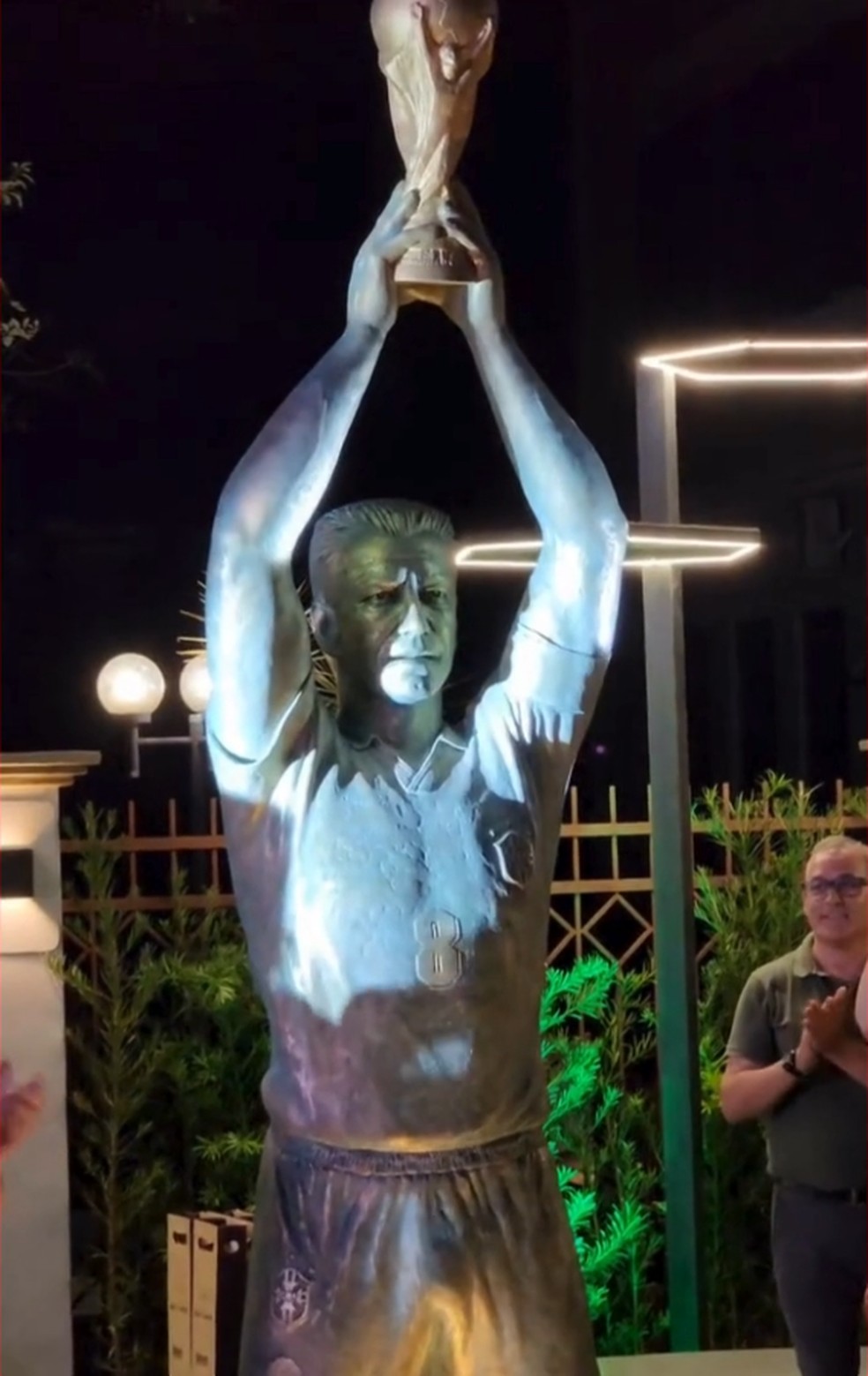 Estátua de Dunga replica momento em que o ex-jogador levanta a taça da Copa do Mundo em 1994 — Foto: Reprodução/Guilherme Barrozo