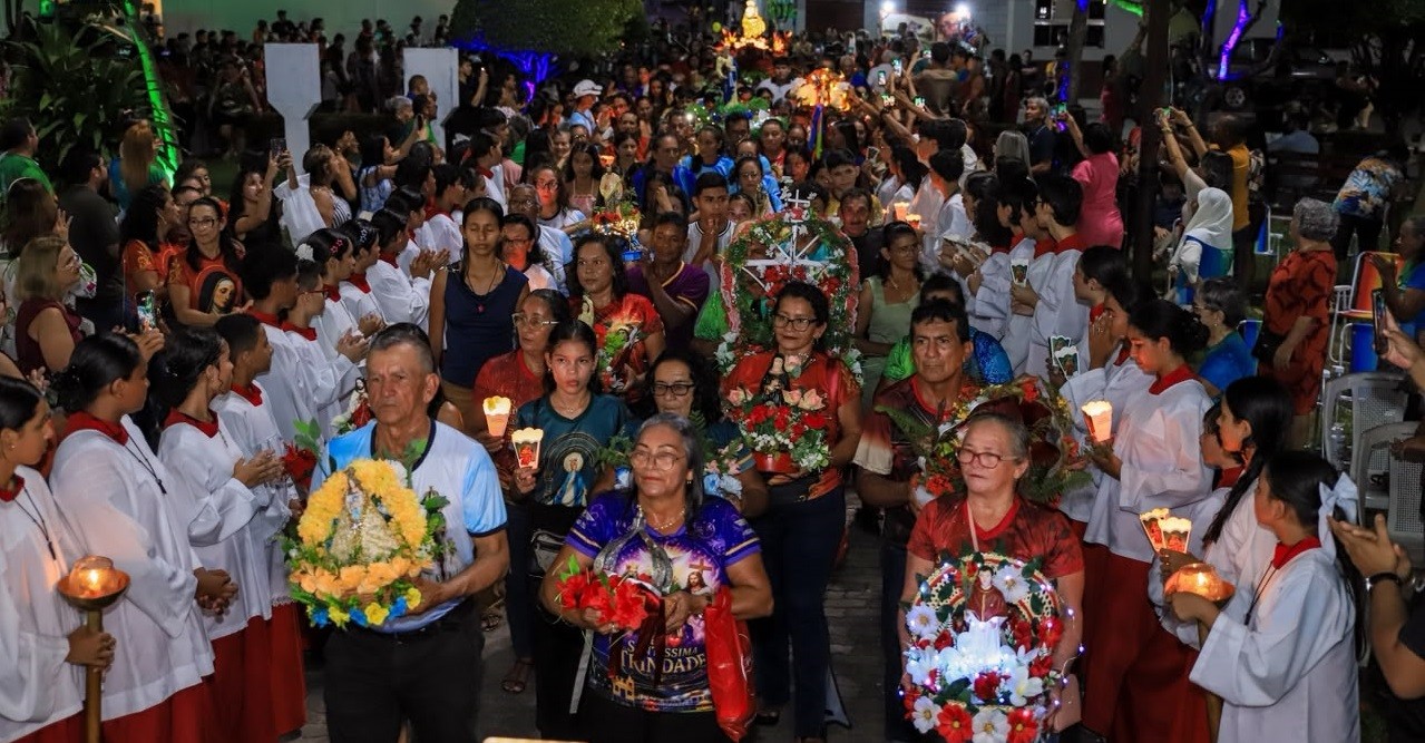 Círio Fluvial de Sant'Ana reúne fiéis e revive tradição de 88 anos no Rio Amazonas, em Óbidos (PA)
