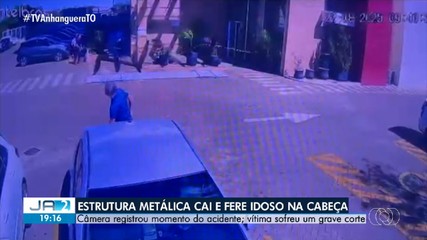 Câmera de segurança registra momento em que estrutura metálica cai e fere idoso em Palmas