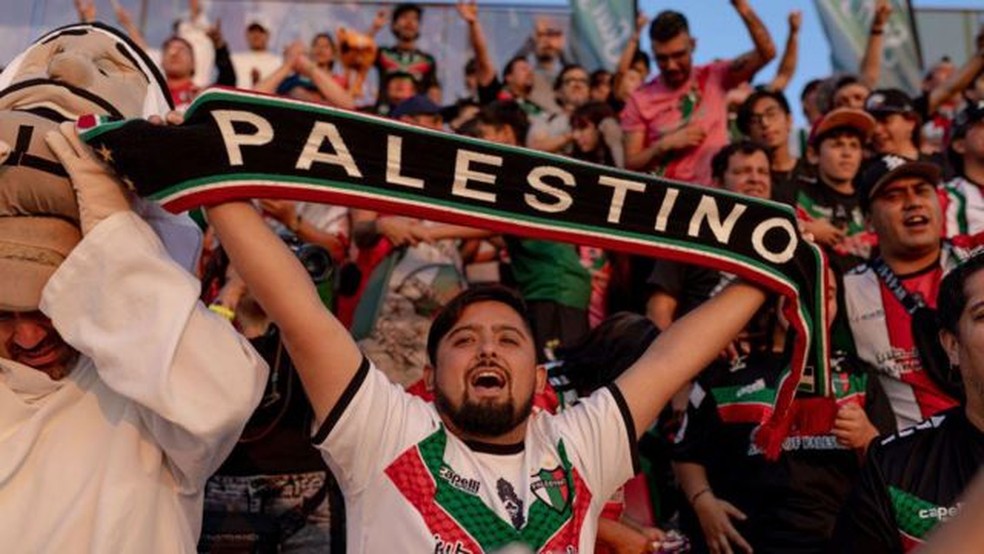 O time de futebol Palestino F.C. foi fundado em 1920 por imigrantes palestinos no Chile. — Foto: Getty Images via BBC