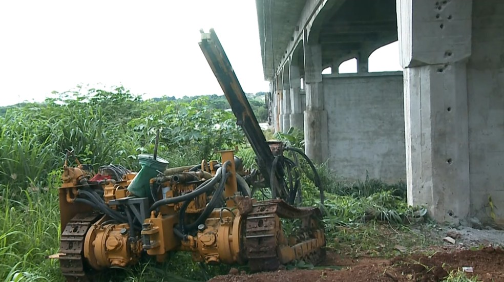 Parte da ponte JK que não desabou começa a ser perfurada para receber explosivos ? Foto: TV Mirante/Reprodução