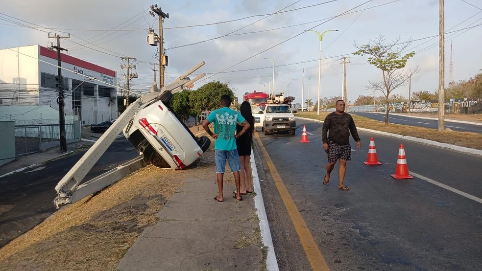 Um carro colidiu e destruiu um poste da rede elétrica, após capotar na avenida Colares Moreira, no bairro Renascença — Foto: Juvêncio Martins/Grupo Mirante