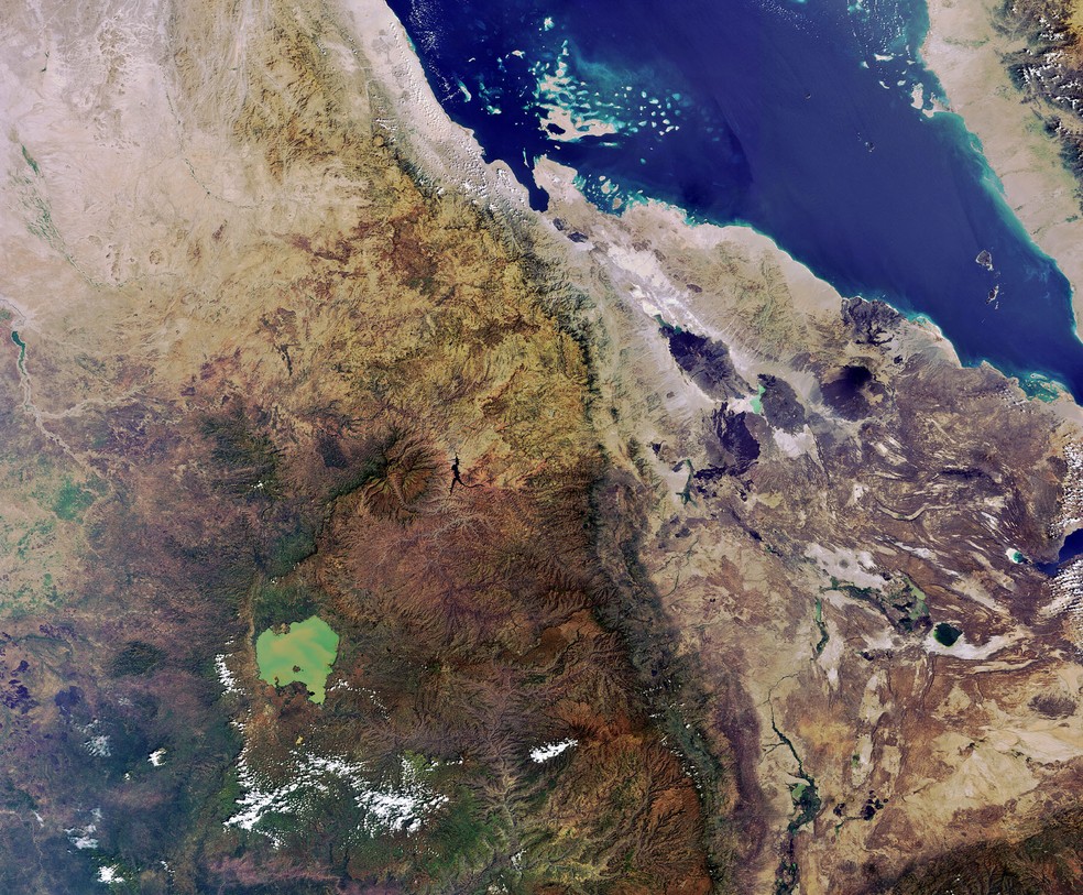 Imagem de satélite mostra o Chifre da África, com Etiópia, Eritreia, Djibuti e parte do Iêmen. Ao centro, o Triângulo de Afar exibe rachaduras formadas pelo afastamento lento das placas tectônicas. — Foto: ESA