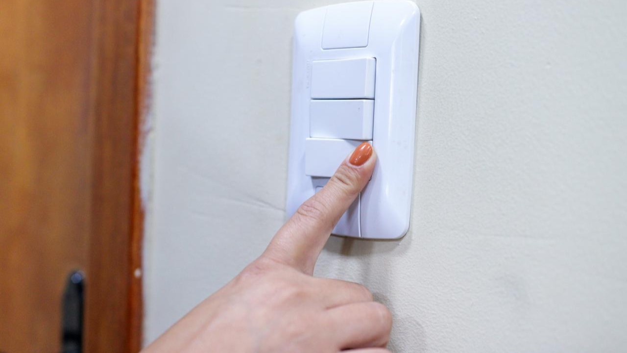 Defensoria abre canal para denúncias sobre possível aumento na conta de luz no AM; veja como relatar