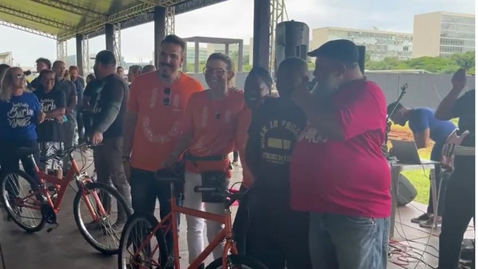 Instituto Barba celebrou fim de 2024 com churrasco e sorteio de bicicletas na Esplanada dos Ministérios, em Brasília — Foto: Nathalia Sarmento g1