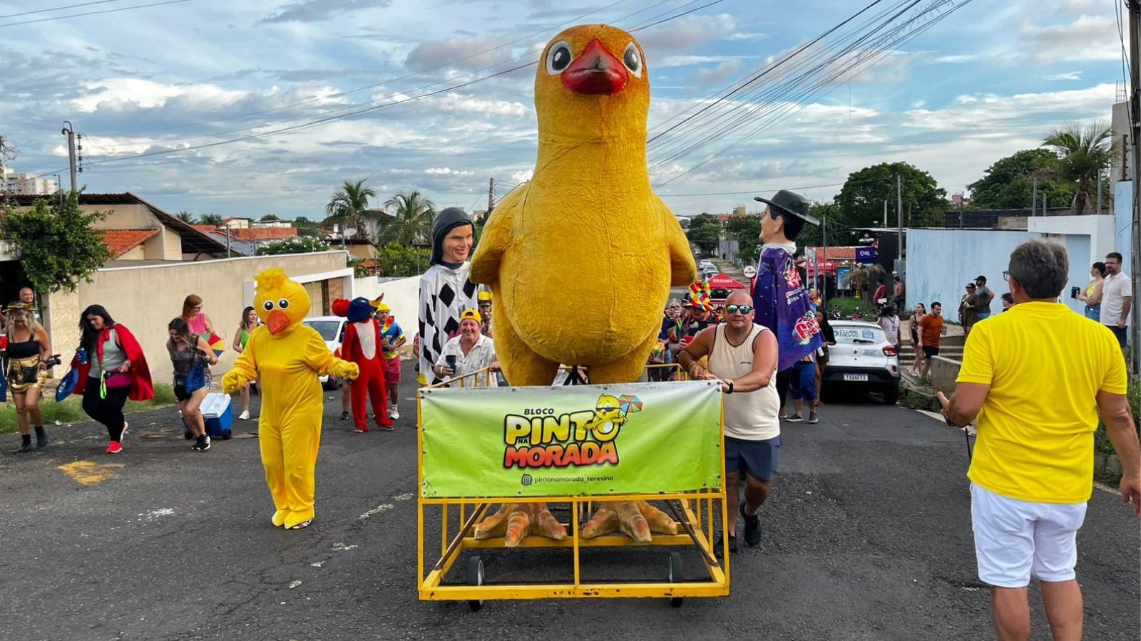 Carnaval 2026: Blocos arrastam foliões para ruas de Teresina neste sábado (14); veja imagens