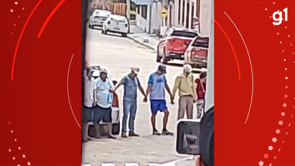 Criminosos fazem 'cordo humano' durante assalto a banco em Amaral Ferrador — Foto: Reproduo/redes sociais