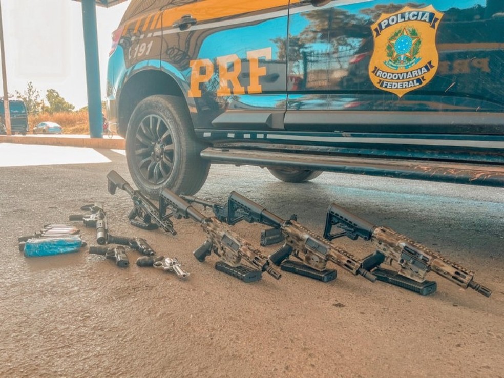 PRF apreende arsenal de armas em veículo durante fiscalização em Barreiras, no oeste da Bahia — Foto: Polícia Rodoviária Federal