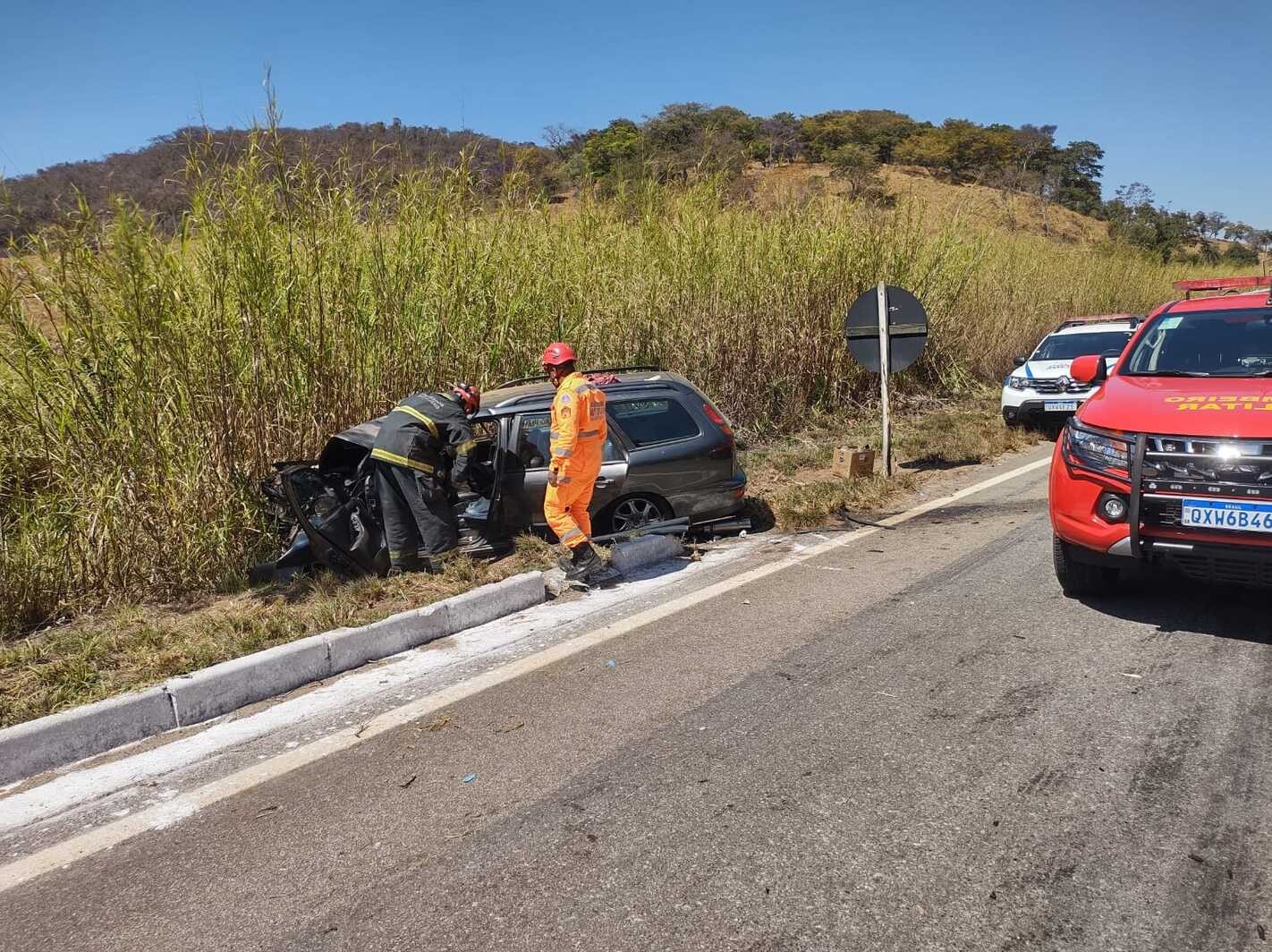 VÍDEO: batida entre carro e carreta deixa feridos na BR-494; helicóptero auxiliou no socorro das vítimas