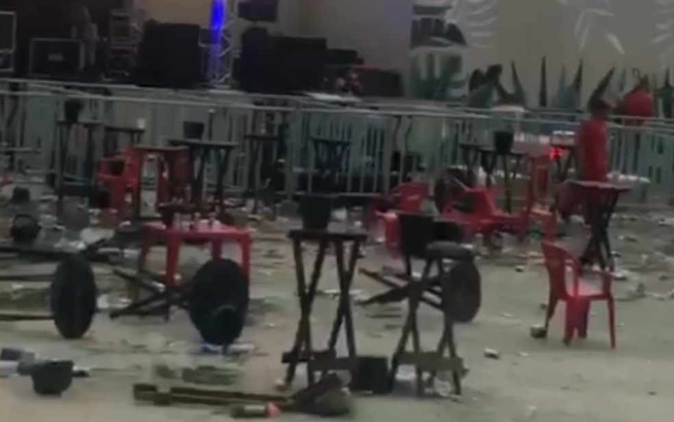 Público quebra estrutura de show após MC Poze do Rodo não comparecer ao evento em Caldas Novas, Goiás — Foto: Arquivo Pessoal