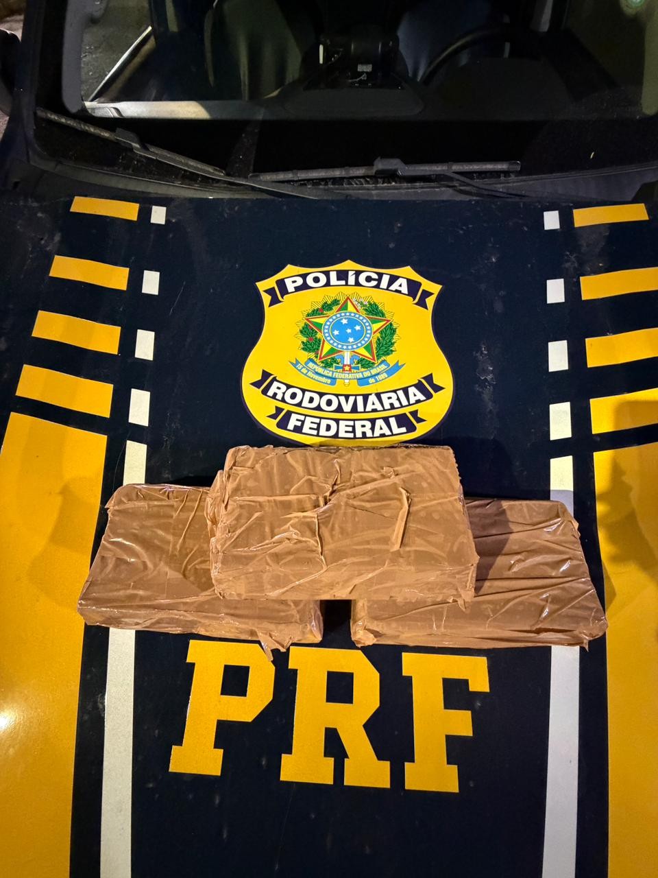 Dupla é presa com cerca de 5 kg de crack na Via Dutra, em Resende