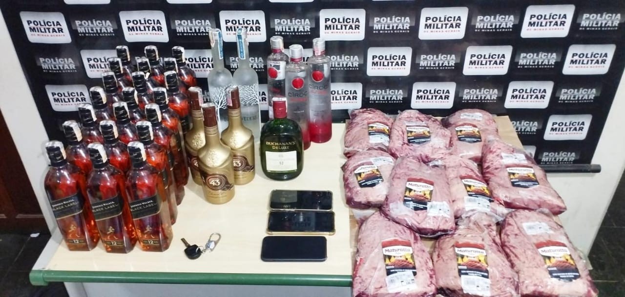 Jovens são flagrados com 10 pacotes de picanha e 30 garrafas de whisky, licor e vodca furtados de supermercado, em MG