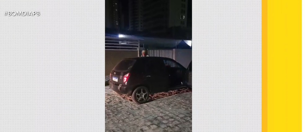 Carro utilizado para abandonar corpos, em João Pessoa — Foto: Reprodução/TV Cabo Branco