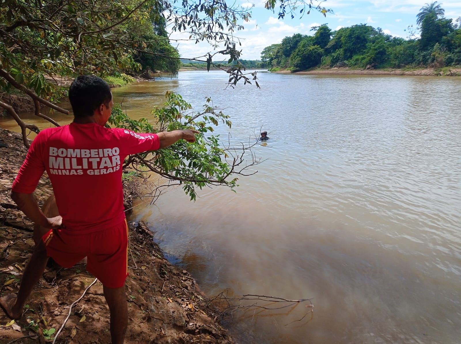 Dois irmãos desaparecem após serem arrastados por correnteza de rio em Papagaios