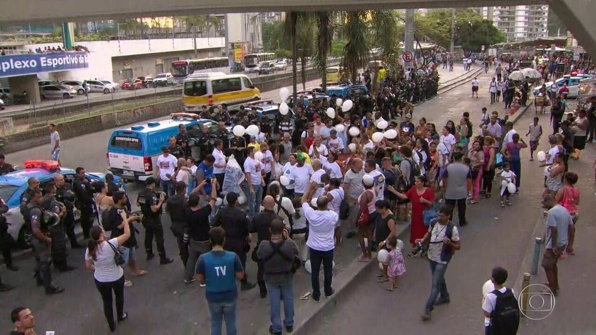 Moradores fazem caminhada e pedem paz durante manifestação em