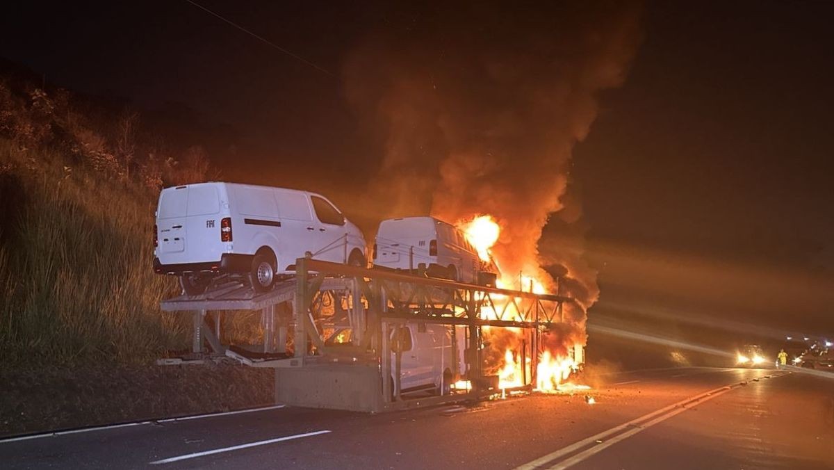 Carroceria de carreta cegonha pega fogo na BR-040 em Juiz de Fora