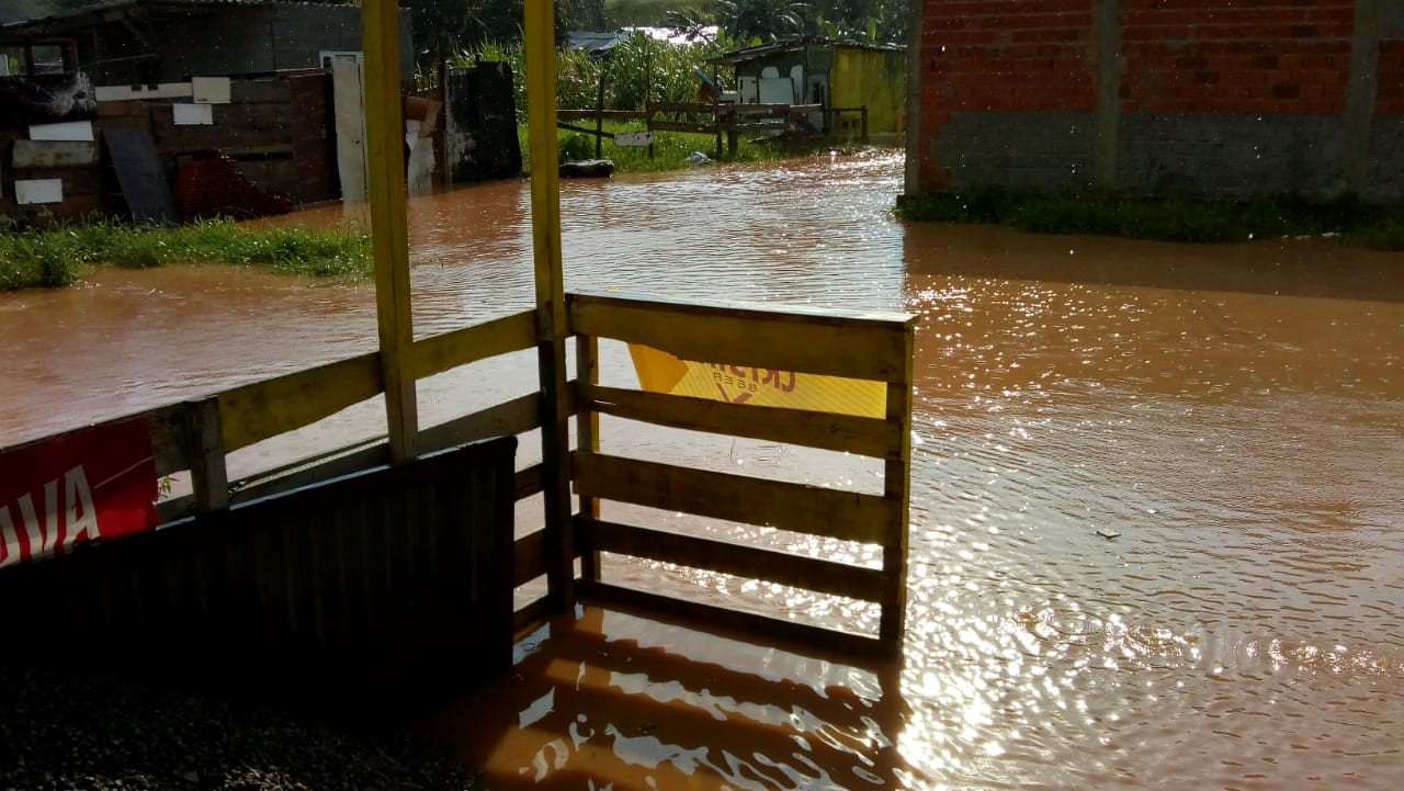 Moradores reclamam de enchentes na Estrada do Areião, em Suzano

