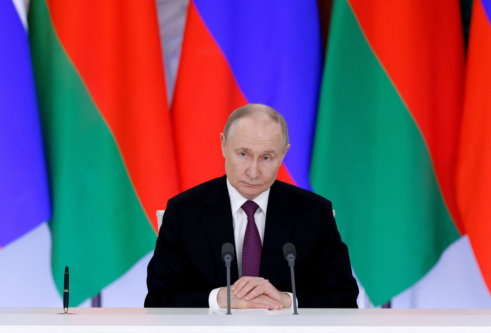 O presidente da Rússia, Vladimir Putin, participa de uma cerimônia de assinatura e de uma coletiva de imprensa após uma reunião com seu colega bielorrusso, Alexander Lukashenko, em Moscou, Rússia — Foto: Maxim Shemetov/Pool/Reuters