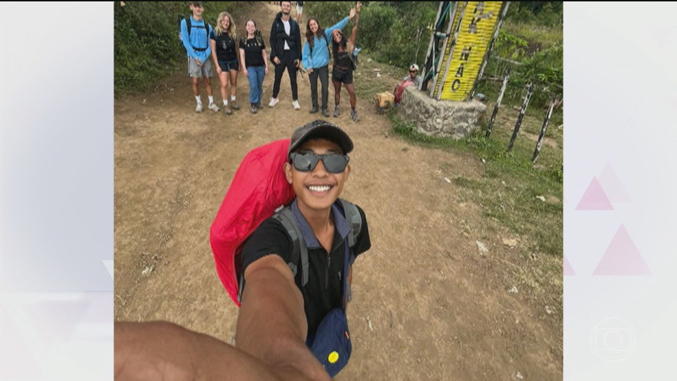 Juliana com guia e outros turistas durante trilha na Indonésia — Foto: Reprodução/TV Globo
