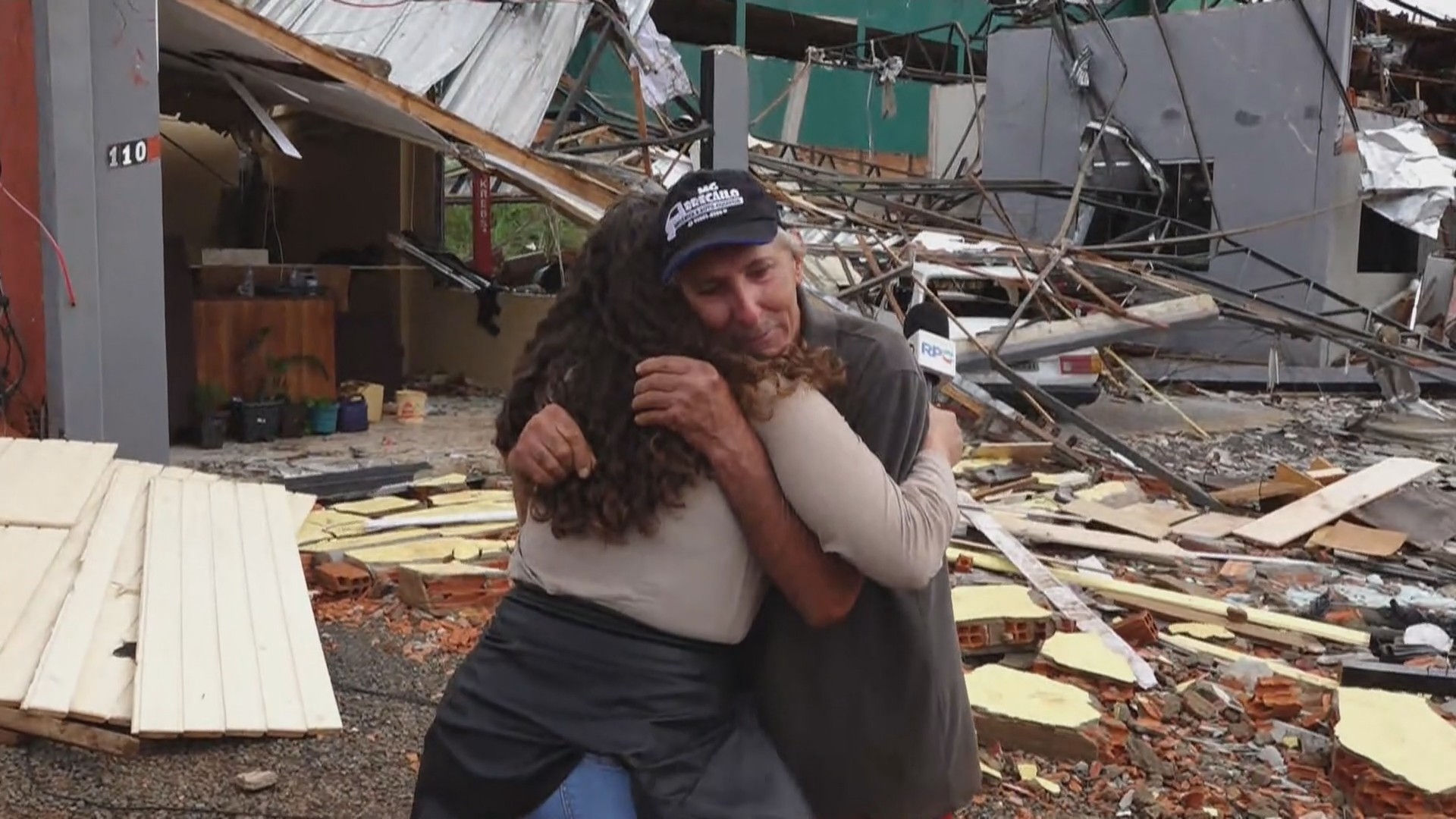 Idoso que chorou ao contar que perdeu tudo em tornado no PR vai ganhar barracão novo de empresário para reabrir negócio