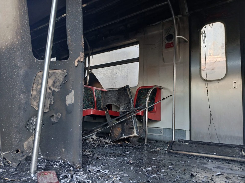 3 de 7
Trem fica carbonizado por dentro depois de explos&atilde;o registrada na Linha 12-Safira da Trivia Trens nesta quinta-feira (23). &mdash; Foto: Reprodu&ccedil;&atilde;o/TV Globo