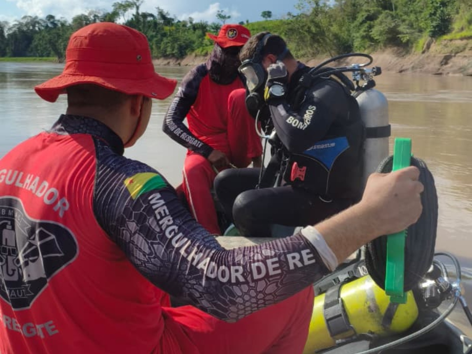 Firefighters search for man who disappeared after boat sank in AC river