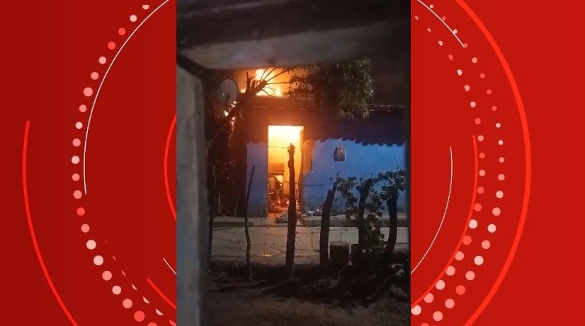 Mulher morre após levar facada e casa de suspeita é incendiada em Penedo, AL